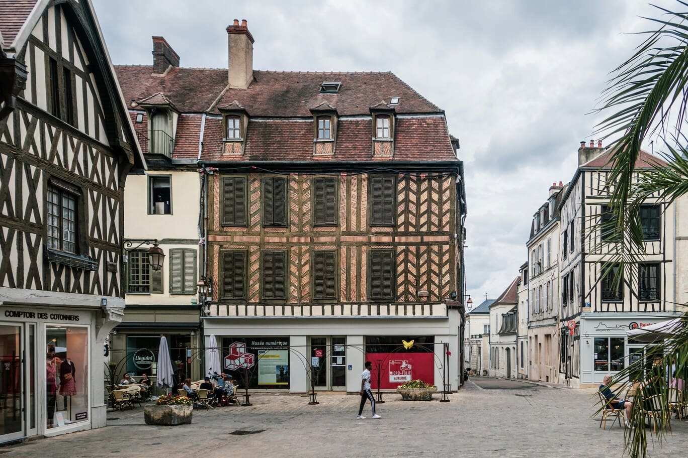 Pourquoi choisir un développeur web local à Auxerre plutôt qu'une agence parisienne ?