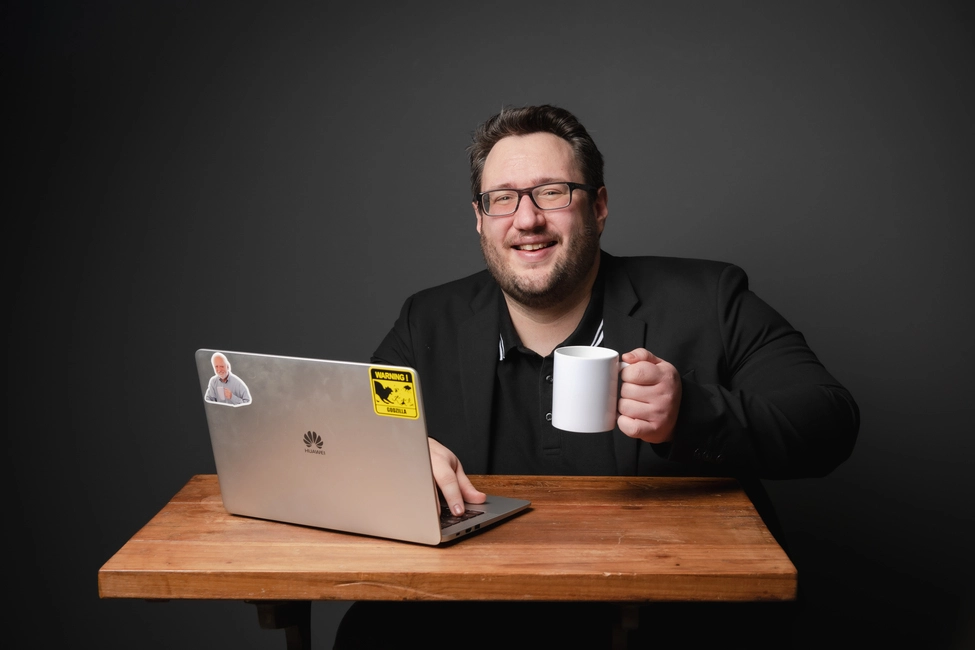 Bureau de développeur avec écran de code